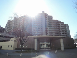 【外観】 | 戸建感覚を味わえる玄関ポーチ付。南東向きにつき採光良好です♪