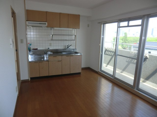 大阪市淀川区新北野３丁目の賃貸マンションの居間・リビング