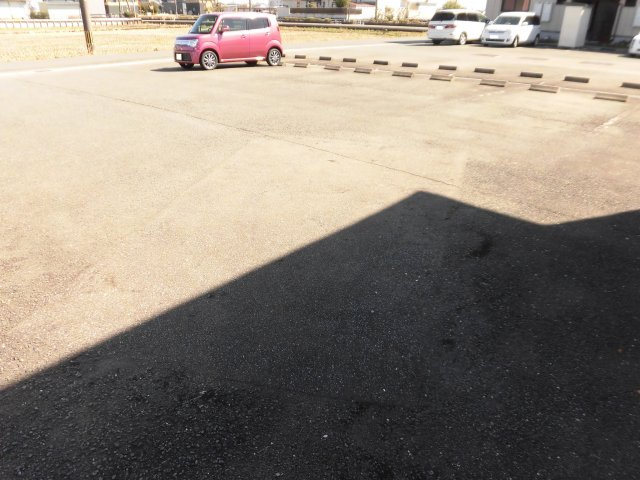 メゾンエトワールBの駐車場