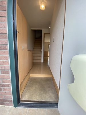 【玄関】 | ヴィレッジコートＡＢ | 『ヴィレッジコート』反転イメージ