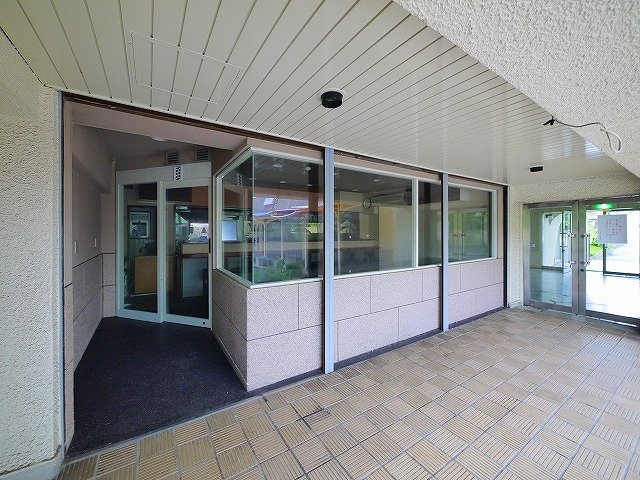 秋篠サンパレス店舗のエントランス