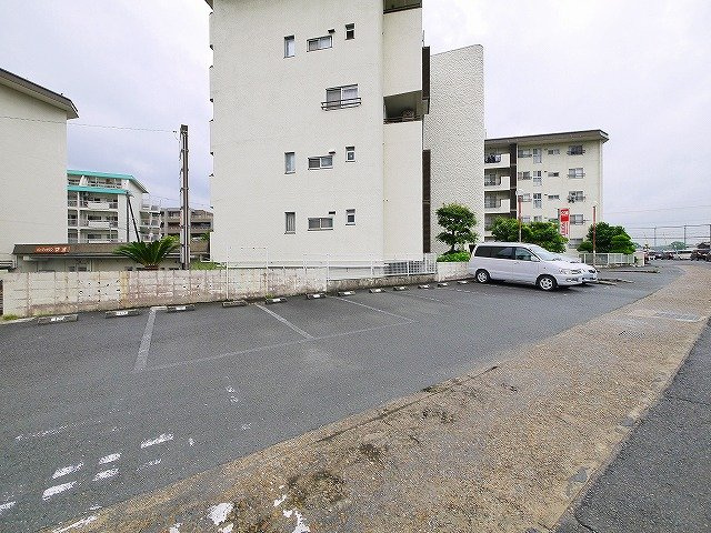 秋篠サンパレス店舗の駐車場