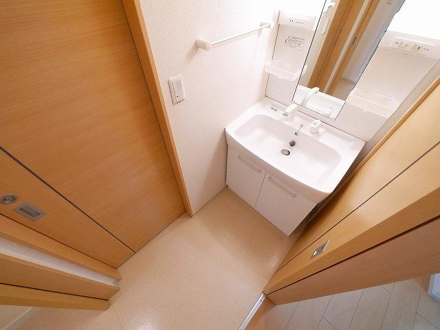 プロミネントの洗面所|明るい洗面所です