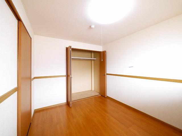 ヒルビレッジの洋室|落ち着いた色調の洋室です