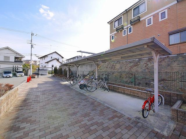 ヒルビレッジのその他共用部分|屋根付きの駐輪場です