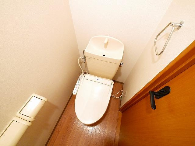 ヒルビレッジのトイレ|落ち着いた色調のトイレです