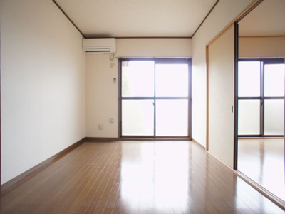 【居間・リビング】 | ラフォーレ・ポワールⅡ | 快適に過ごせるエアコンが付いています♪