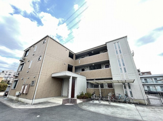 【外観】 | 小田急多摩線「栗平」駅徒歩5分！駅近で通勤・通学にも便利☆ペットOK♪ワンちゃんと一緒に暮らせる3階建てアパートです☆