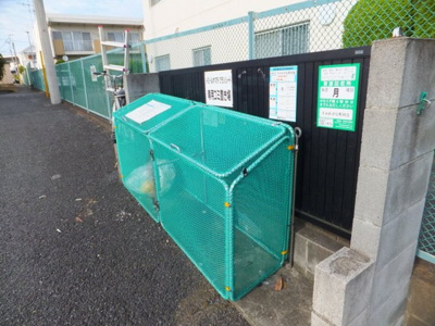 【その他共用部分】 | ドミールOMATA | 敷地内ごみ置き場でごみ出しもらくらく～♪忙しい社会人さんや主婦さんにもうってつけ！