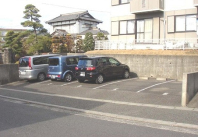【駐車場】 | ドミールOMATA | いつでも目の届く敷地内に駐車場を完備しています♪お車をお持ちの方におすすめです！