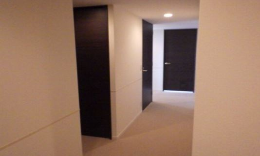 荒川区南千住４丁目の賃貸マンションのその他|廊下・床オールフローリング・同反転タイプ参照