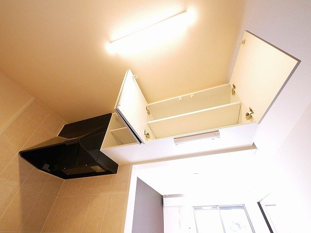 シエル　グランのキッチン|大きな吊戸棚と換気扇が便利です