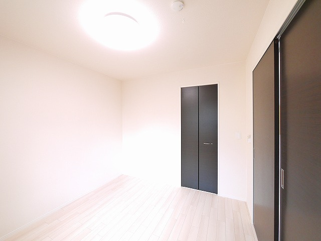 シエル　グランの洋室|ブラウンの建具がアクセントのお部屋です