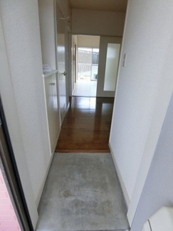 【展望】 | 玄関から室内への景観です！入ってすぐにダイニングキッチン、左手に洗面所があります★
