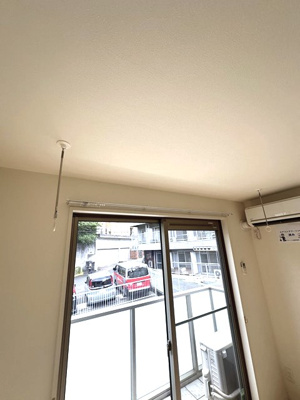 【設備】 | Libra･Minowa/リブラ・ミノワ | 洋室6.7帖にある室内物干しです！雨の日やお出掛け時の室内干しにとても便利☆花粉や梅雨の時期に重宝しますね♪