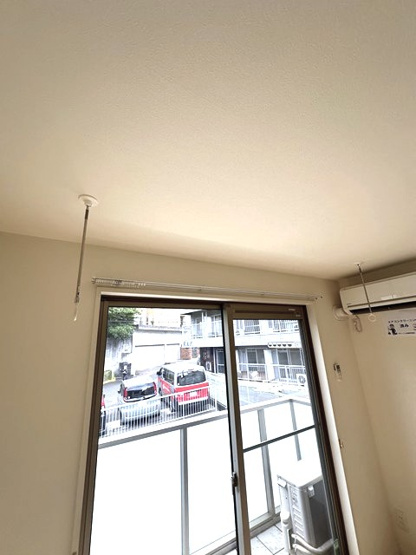 【設備】 | Libra･Minowa/リブラ・ミノワ | 洋室6.7帖にある室内物干しです！雨の日やお出掛け時の室内干しにとても便利☆花粉や梅雨の時期に重宝しますね♪