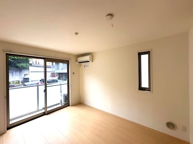 【洋室】 | Libra･Minowa/リブラ・ミノワ | 南西向き洋室6.7帖☆バルコニーに繋がる角部屋二面採光のお部屋です！エアコン付きで1年中快適に過ごせますね☆