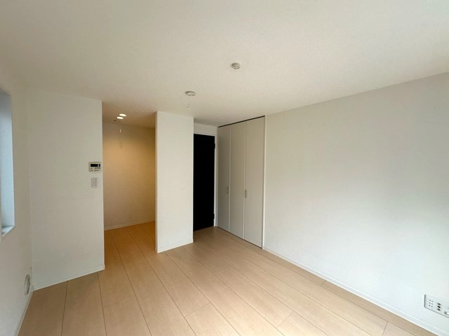【寝室】 | Libra･Minowa/リブラ・ミノワ | 南西向き洋室6.7帖☆クローゼットがあります♪お洋服がスッキリ収納できて、整理しやすくなりますね☆