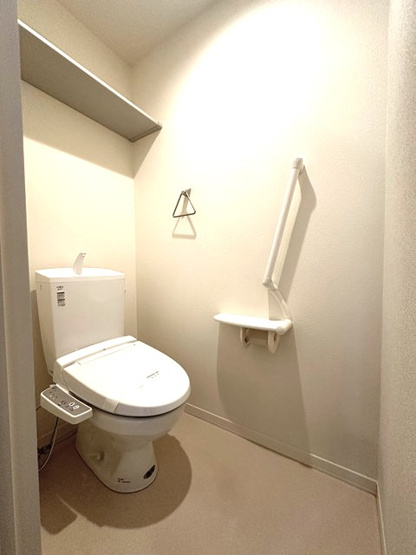 【トイレ】 | Libra･Minowa/リブラ・ミノワ | トイレは温水洗浄便座付き♪人気のバストイレ別です！小物を置ける便利な棚やタオルハンガーも付いています♪