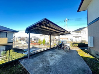 【その他共用部分】 | 屋根付きの駐輪場で雨が降っても大切な自転車が濡れなくてすみますね♪自転車はちょっとした移動手段に便利ですよね！