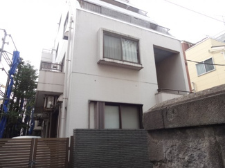 【外観】 | 楓タウンハウス　鶯谷駅から徒歩３分の好立地！大通りから１本中に入っているため、静かな環境！ワンフロア２世帯！４階建ての鉄筋コンクリート造！