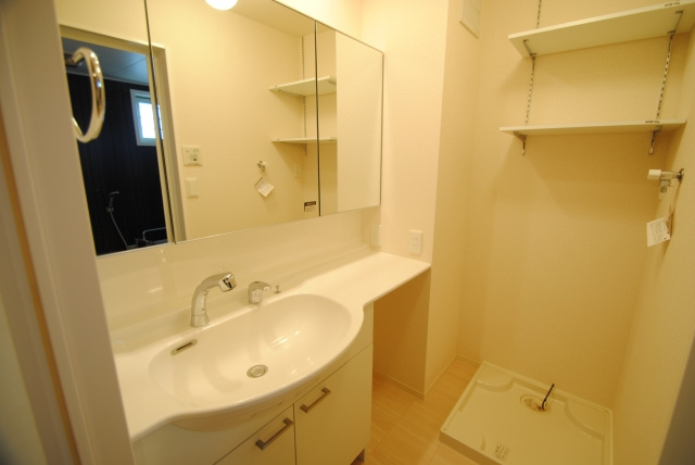 ラーン・サバーイⅡの独立洗面台|内装イメージ：同物件別室