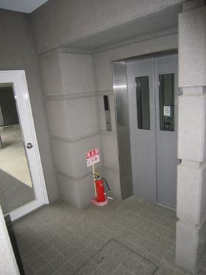 【エントランス】 | COZY COURT綱島 | 2階までエレベーターでラクラク上がれます♪疲れた時や荷物の多いときにもエレベーターは嬉しい★