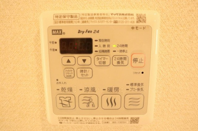 【バルコニー】 | カーサアリエッタ【SHM】 | バスルームの浴室暖房乾燥機で外に干せないお洗濯物もすっきり乾きます♪雨の日のお洗濯もバッチリ！