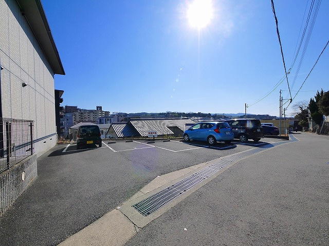 シェーヌ東生駒の駐車場|駐車場完備です
