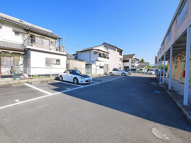 エステートピア矢尾の駐車場|駐車場があるので、車を買う予定の方も安心です