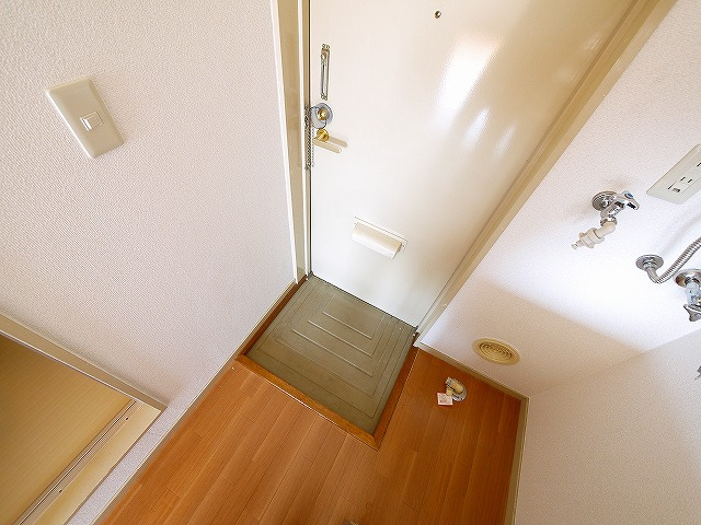 エステートピア矢尾の玄関|明るい玄関です