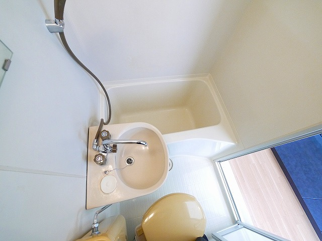 エステートピア矢尾の設備|明るい洗面所です