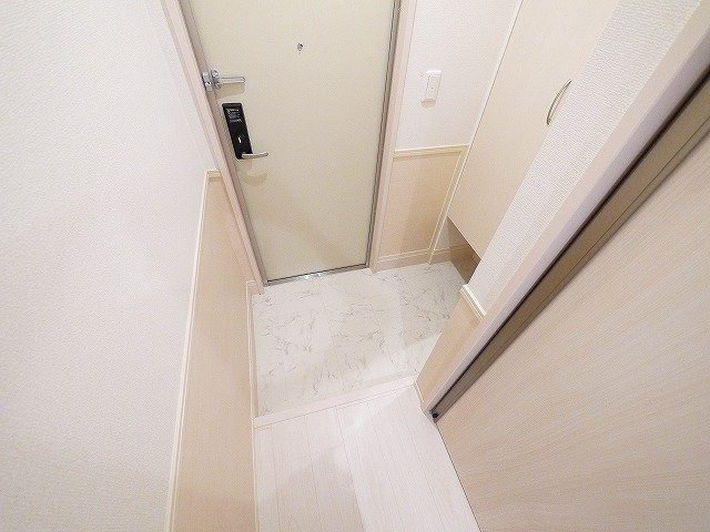オンディーヌ富雄の玄関|明るい玄関です