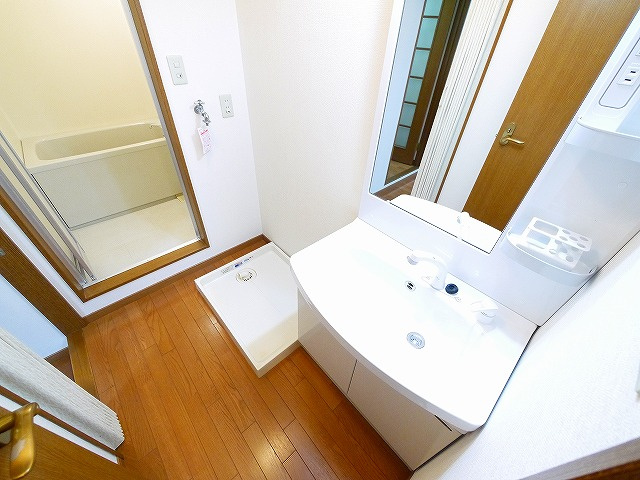 ボヌール西大寺Bの洗面所|明るい洗面所です