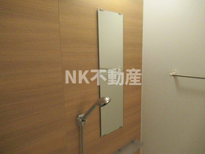 【浴室】 | メゾン池島（東花園賃貸） | お風呂に鏡があります