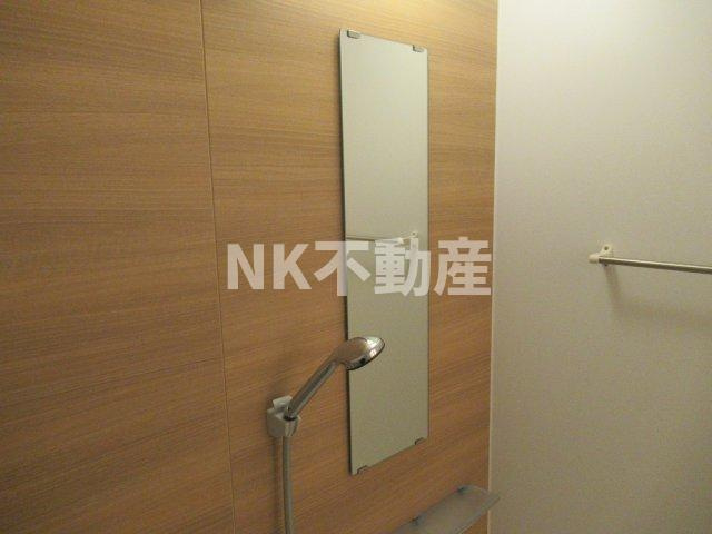 【浴室】 | メゾン池島（東花園賃貸） | お風呂に鏡があります