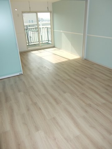 【居間・リビング】 | グランフォート八潮 | ★南西向きで陽当り良好なお部屋です★