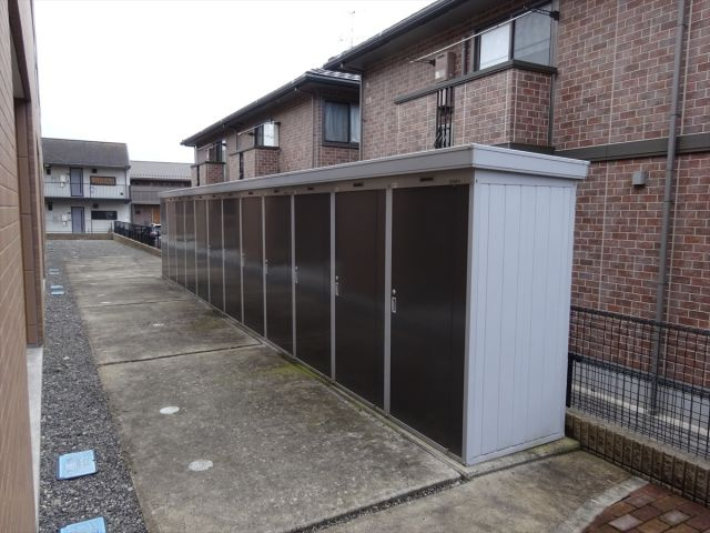 フィオレットの設備|屋外倉庫がついて冬タイヤなどの収納に便利です。