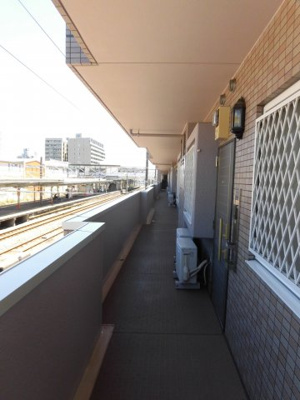 【その他共用部分】 | グランツ河辺駅前ステーションサイド | 共用廊下から河辺駅が一望
