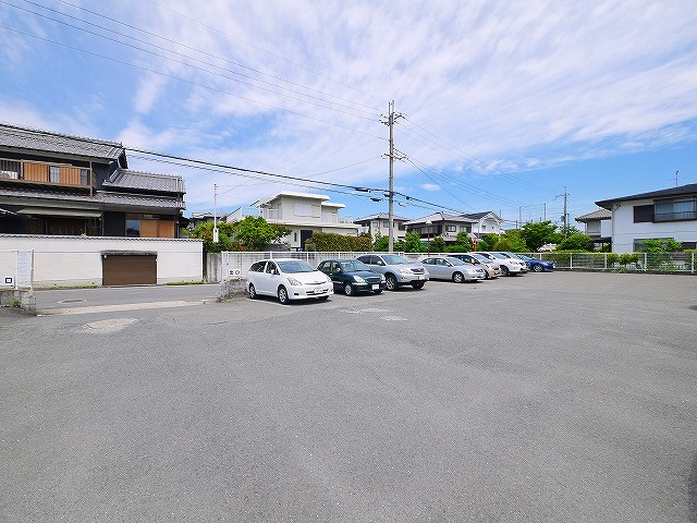 朱雀医療ビルの駐車場