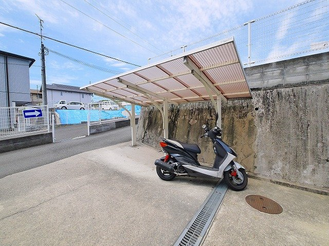 朱雀医療ビルの駐車場