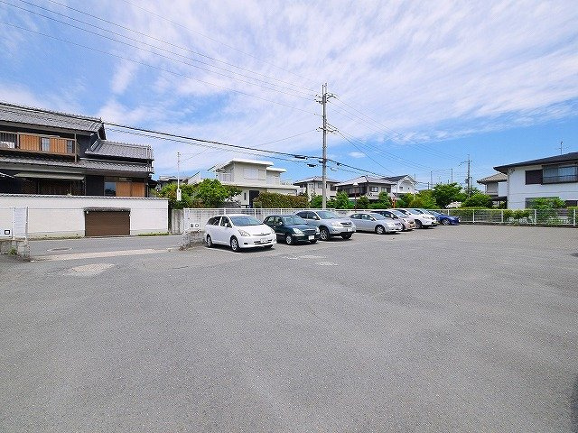 朱雀医療ビルの駐車場