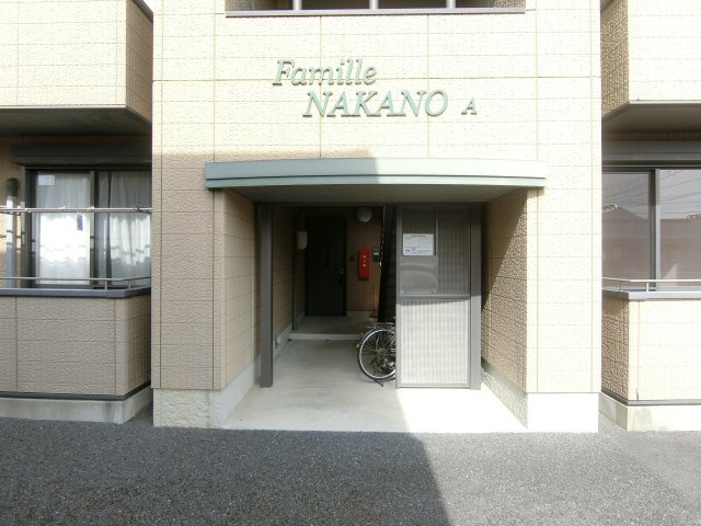 ファミーユ中野　A棟のエントランス