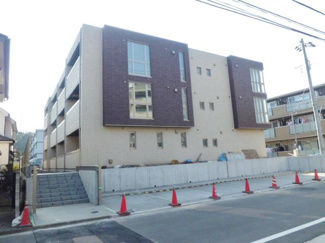 【外観】 | 東急東横線「綱島」駅・「大倉山」徒歩圏内！築浅の3階建てマンションです♪大曾根小学校が近くてお子様のいるファミリーさんにも嬉しい立地☆