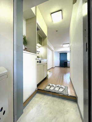 【展望】 | ラ・リベルテ | 玄関から室内への景観です！キッチンの奥に洋室9.4帖のお部屋があります♪