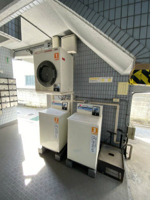 【その他共用部分】 | ラ・リベルテ | 共用部分にあるコインランドリーです！梅雨の時期などお洗濯物が溜まった時に便利ですね♪