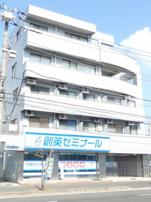 【外観】 | ラ・リベルテ | イオン駒岡店が近くて便利！鉄筋コンクリート造5階建てマンションです☆最寄りバス停徒歩1分！雨の日の通勤やお出かけもバス利用でスムーズです♪