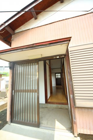 【外観】 | 倉見脇貸家 | 昔ながらの引き戸の玄関