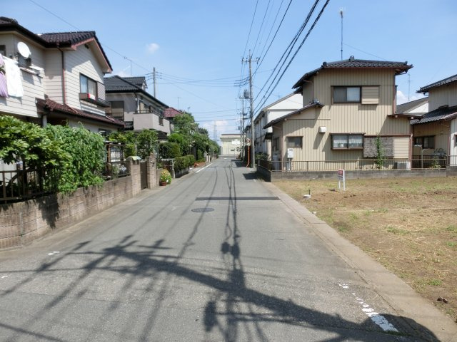 鴻巣市稲荷町の売地の前面道路含む現地写真