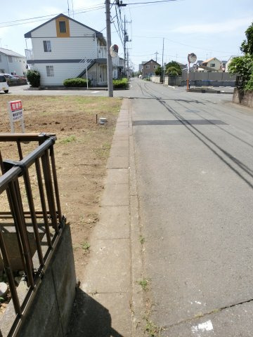 鴻巣市稲荷町の売地の前面道路含む現地写真